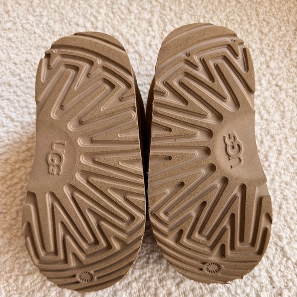 ✨ UGG Tasman Kids Slippers: Chestnut Suede, Size 10 (Good Used Condition) - Picture 5 of 5